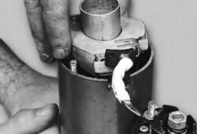 установите собранный щеткодержатель в корпус стартера