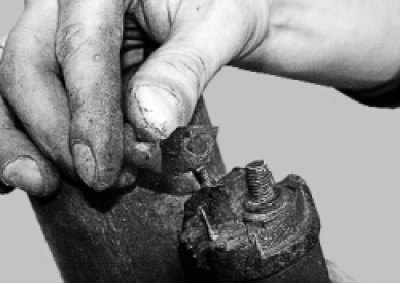 снимите шайбу и отсоедините наконечник