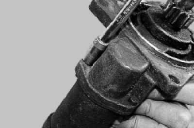 Выверните два болта крепления тягового реле