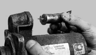 снимите с рычага привода якорь