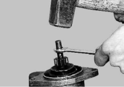 по валу ограничительное кольцо