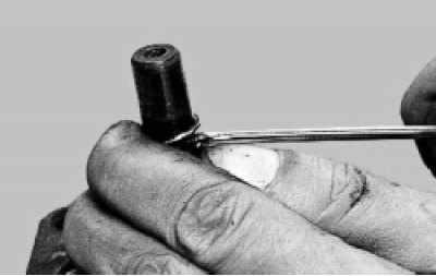 Снимите с вала привода стопорное кольцо