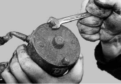 Отверните две гайки