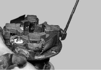 Подденьте фиксирующую скобу