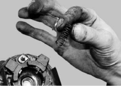 снимите пружину щетки