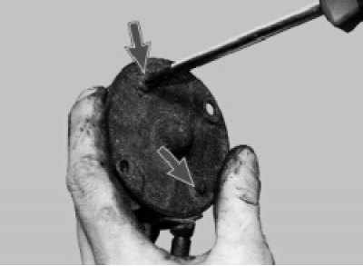 Выверните два винта крепления