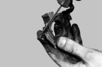 Подденьте фиксаторы держателей