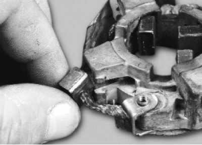 Выньте щетки из направляющих