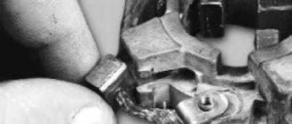 снимите фиксаторы и прижимные пружины