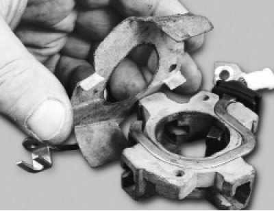 Снимите картонную изоляционную прокладку