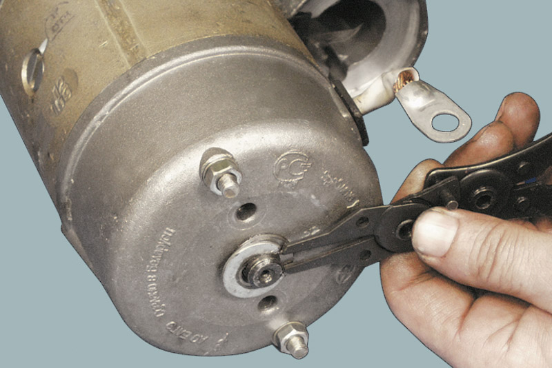 Выверните два винта крепления