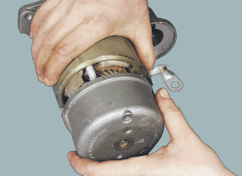 Отверните гайки стяжных шпилек