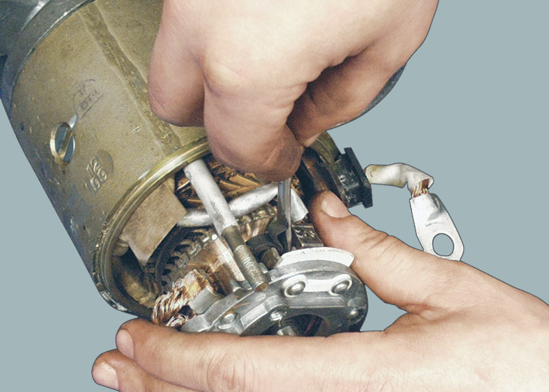 снимите крышку со стороны коллектора