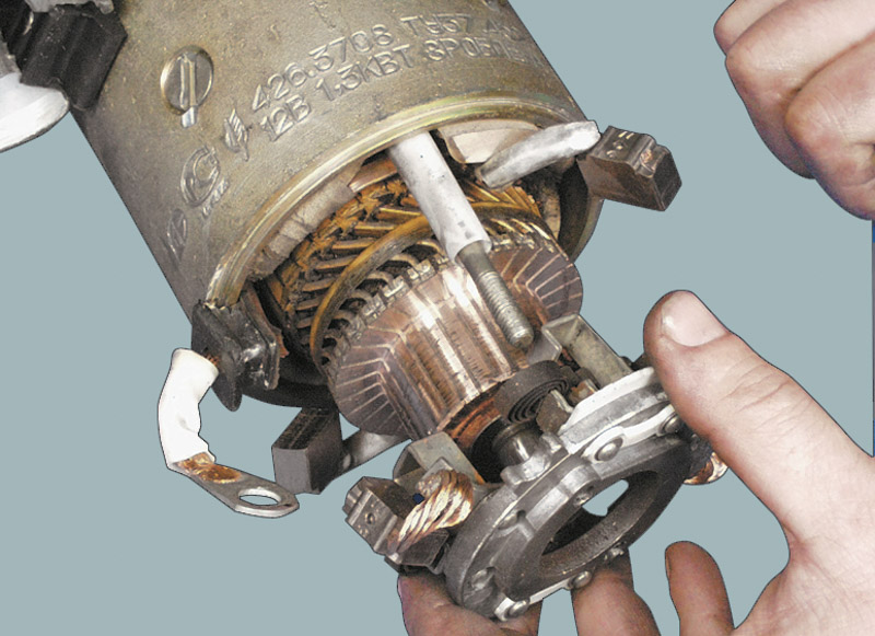 Отожмите отверткой пружины