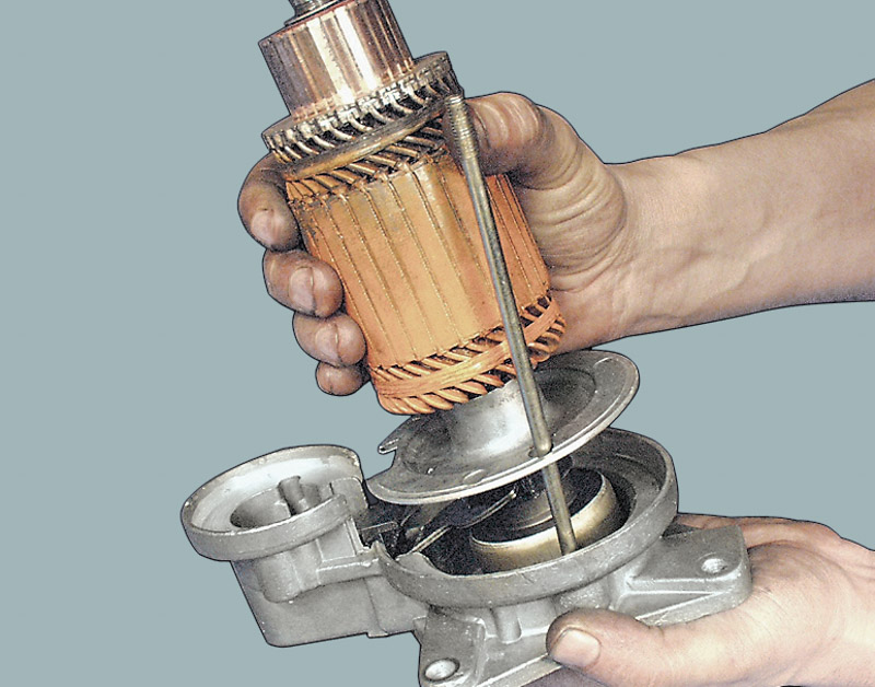 Снимите пластмассовый упор рычага