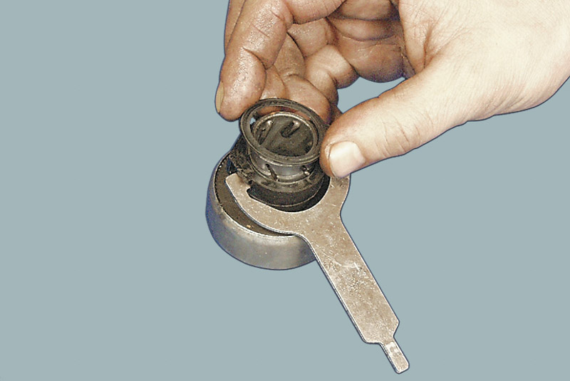 Снимите тарельчатую шайбу