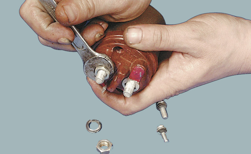 Выверните два винта крепления