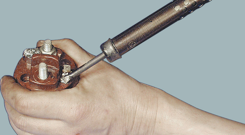 Отверните гайки с двух контактных болтов