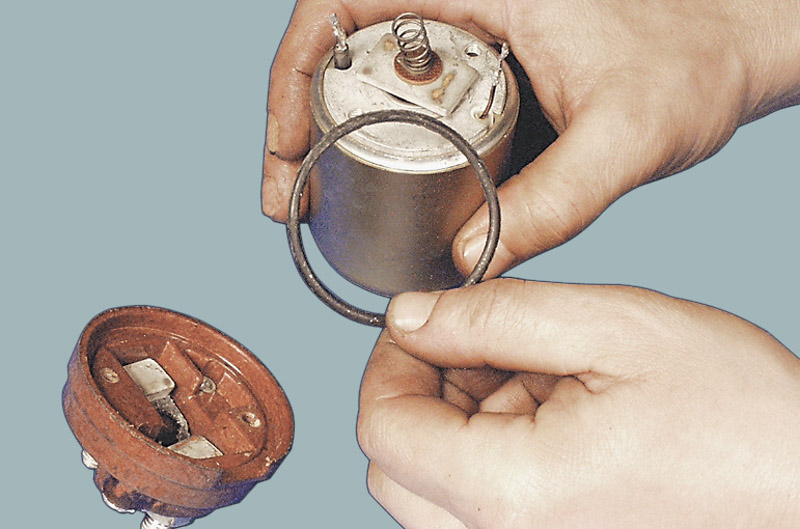 Снимите крышку тягового реле