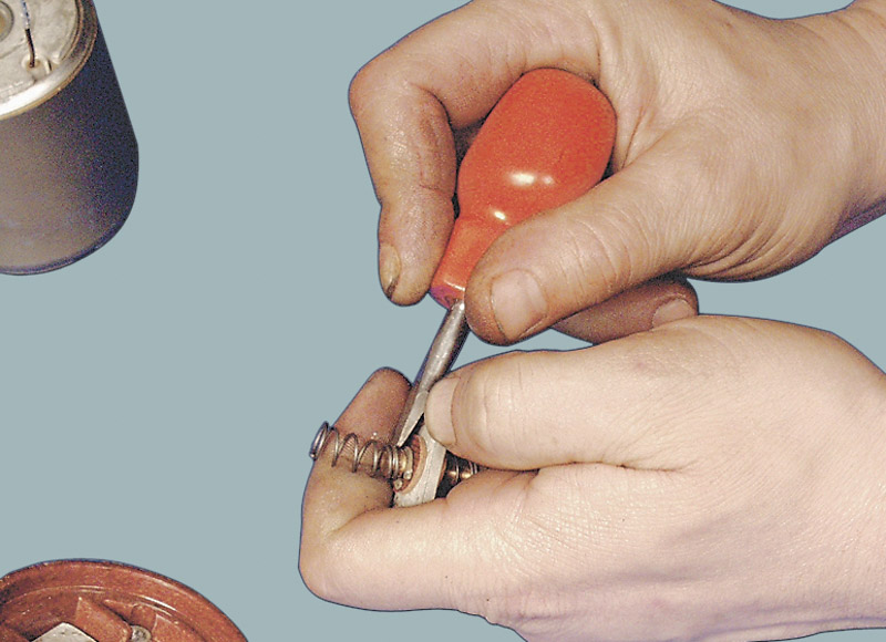 Выньте контактную пластину