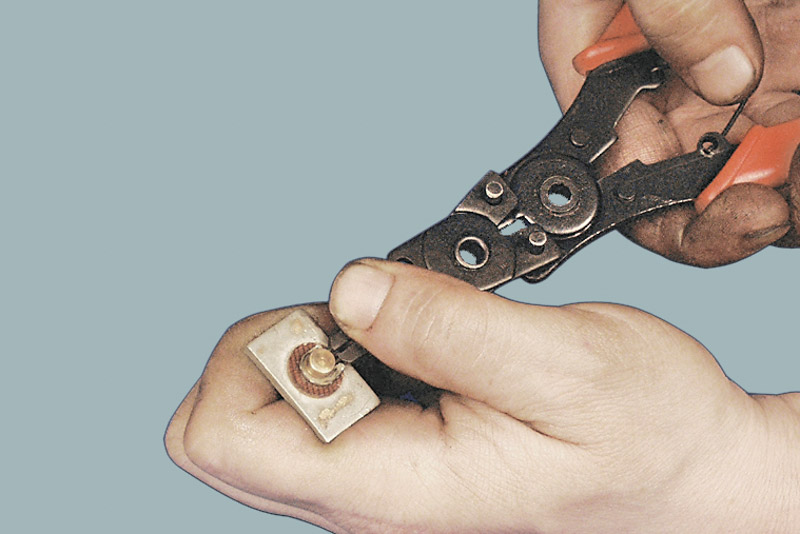 Снимите со штока возвратную пружину