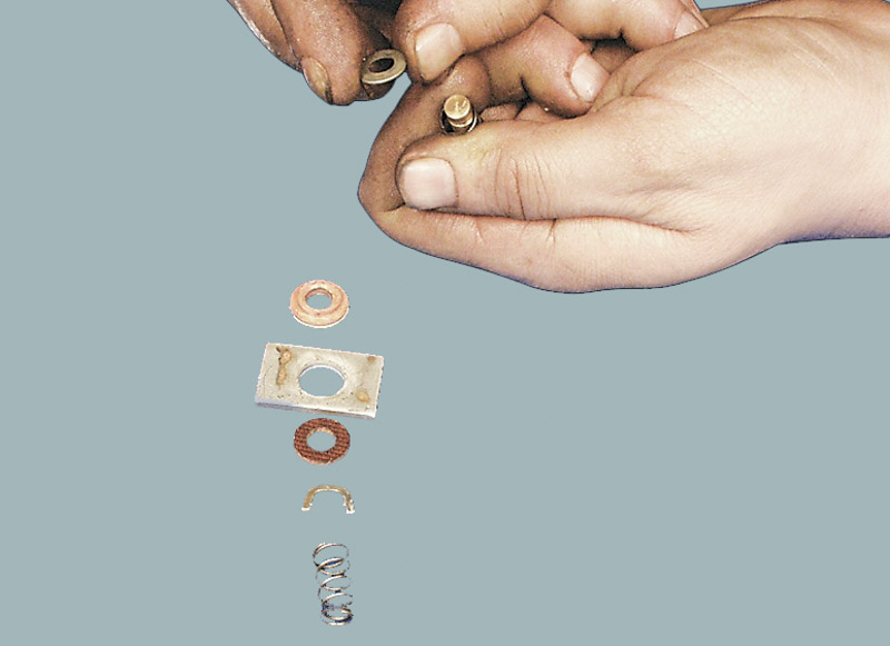 снимите изолирующую втулку