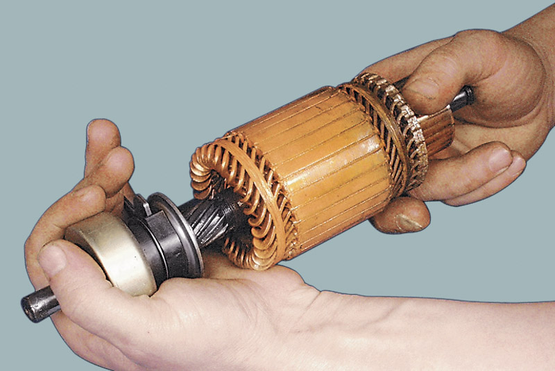 попробуйте провернуть шестерню стартера