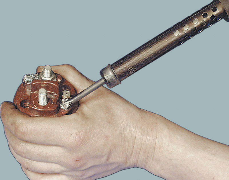 Осмотрите контактные болты