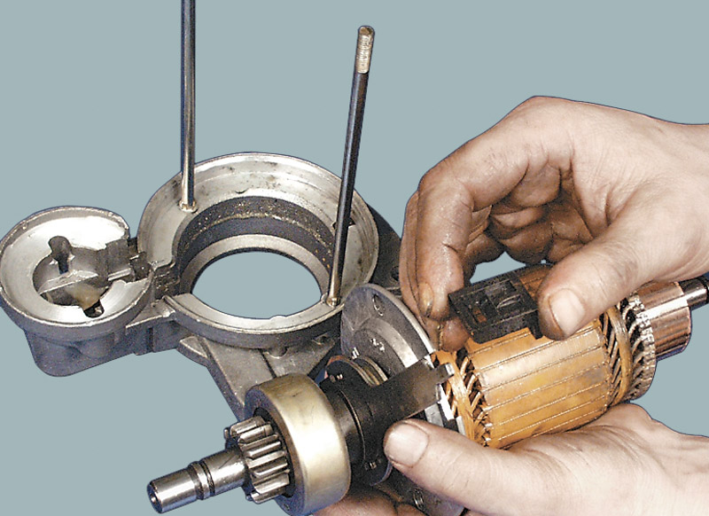 отрегулируйте осевой зазор вала якоря