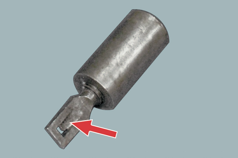 шпильки должны проходить через изоляционные трубки