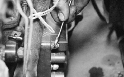 Отверните три гайки крепления модуля