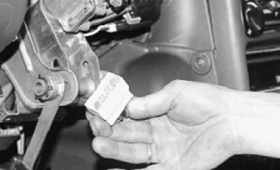 Разъедините колодку жгута проводов замка зажигания