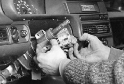 выверните болты из корпуса выключателя зажигания