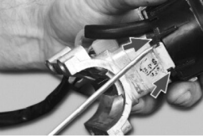 отстегните две защелки