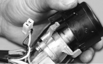 снимите пластмассовую крышку