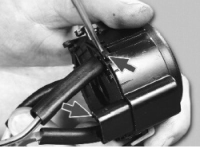 отстегните две защелки с обеих сторон крышки