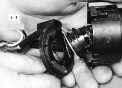 выньте контактную группу