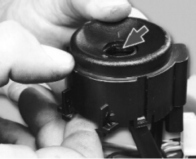 Наденьте крышку на основание