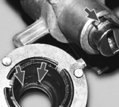 Установите крышку с контактной группой