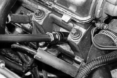 выверните свечи из головки блока цилиндров