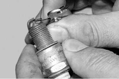 Проверьте зазор между электродами свечи