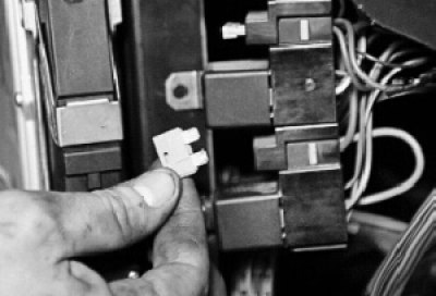 Выньте предохранитель из гнезда