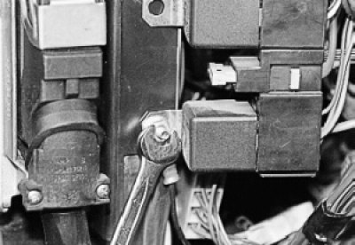 отверните две гайки крепления