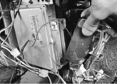 отсоедините колодку от контроллера