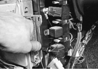 Отверните две гайки крепления контроллера