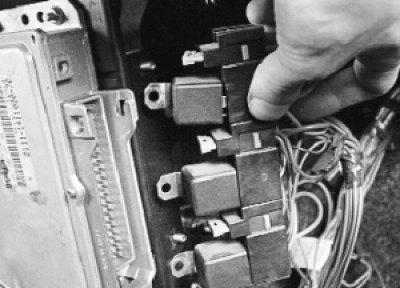 снимите блок реле