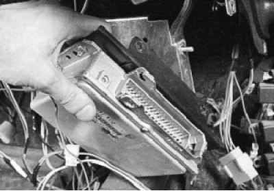 снимите кронштейн с контроллером