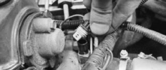 Снятие и установка датчика температуры охлаждающей жидкости