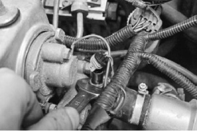 Ослабьте затяжку датчика