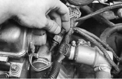 выверните датчик